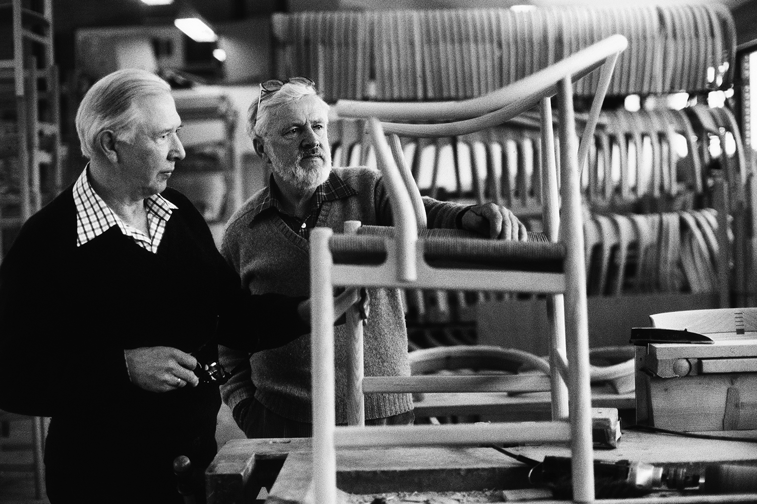 Arkitekt Hans J. Wegner og møbelfabrikant Ejnar Pedersen har sammen fået overrakt møbelprisen 1980.