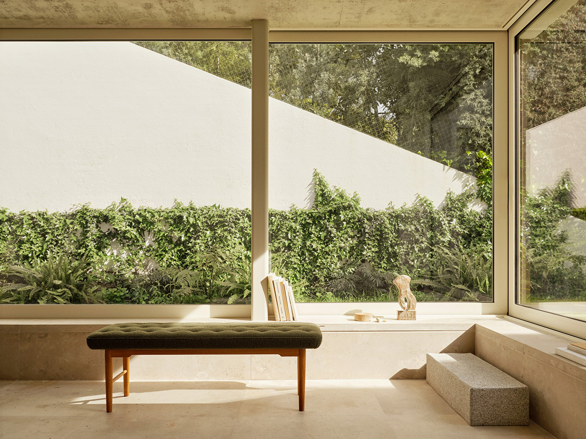 Carl Hansen & Søn Foyer Bench shorter version showcasing elegant hospitality design