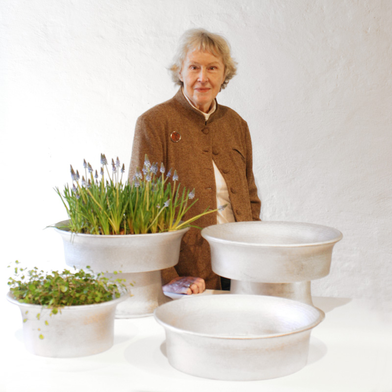 Form/Design Center Exhibition: Signe Persson-Melin and Byarums Bruk Collaboration Form/Design Center, Lilla Torg, Malmö presents the collaboration between Signe Persson-Melin and Byarums Bruk in an exhibition running April 2 – May 13, 2009. Birgitta Ramdell presents the exhibition "Things for the Garden" – pictured here with Signe and producers Hans & Ann-Britt Pruth from Byarums Bruk.